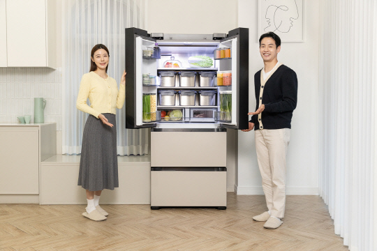 삼성전자 모델들이 '비스포크 AI 김치플러스'를 소개하고 있다. 삼성전자 제공